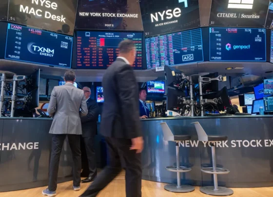 Traders trabalham no pregão da Bolsa de Valores de Nova York (NYSE) em 05 de agosto de 2024, na cidade de Nova York. O Dow caiu mais de 1000 pontos nas negociações da manhã, enquanto as ações globais despencavam após temores de uma recessão nas economias americana e japonesa. (Foto: Spencer Platt/Getty Images)