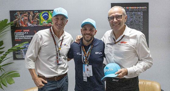 Alan Adler, CEO do GP São Paulo, Luiz Arruda, VP Comercial e Marketing da Porto, e Stefano Domenicali, presidente e CEO da Fórmula 1 viabilizam continuação da parceria (Crédito: Divulgação)