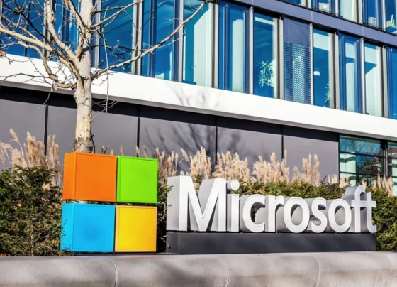 Logotipo da Microsoft em fachada de prédio da companhia, Munique, Alemanha. Foto: Adobe Stock Photo