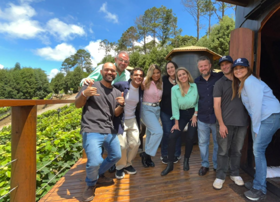 Nove pessoas em pé com o fundo do restaurante Quinta do Olivardo