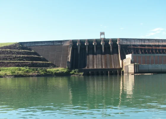 Barragem da usina hidrelétrica de Itumbiara (MG/GO)