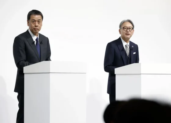 CEO da Nissan Makoto Uchida, à esquerda, e o CEO da Honda Toshihiro Mibe