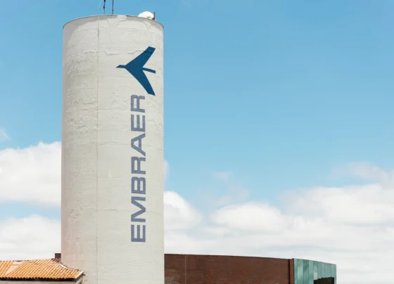 Logo de fábrica da Embraer pintado na caixa d’água