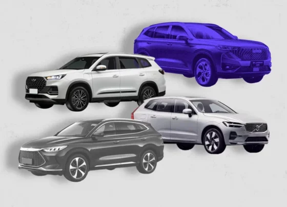 Quatro SUVs de diferentes cores e designs são exibidos em um fundo claro com textura manchada.