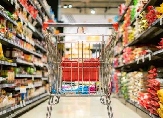 Carrinho no meio de um corredor de supermercado; varejo; alimentos; inflação