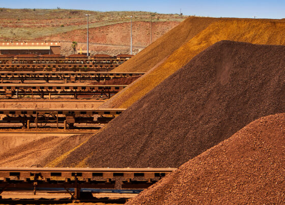 Pilhas de minério de ferro na mina da Pilbara, na Austrália, de propriedade da Rio Tinto