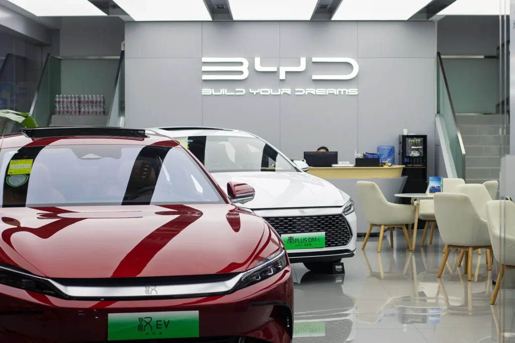 Pequim, China - 17 de julho de 2023: O sedã híbrido plug-in BYD Qin Plus DM-i e o sedã totalmente elétrico Han são exibidos em uma loja BYD em Pequim, China. A BYD é a maior fabricante de veículos de energia nova (NEV) da China.